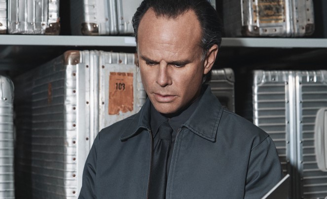 RIMOWA lança exclusiva case de dardos em alumínio com campanha estrelada por Walton Goggins