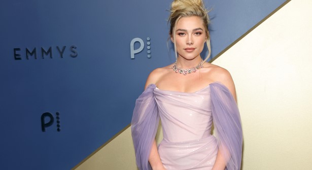 Florence Pugh brilha usando Bvlgari no Emmy Awards 2026
