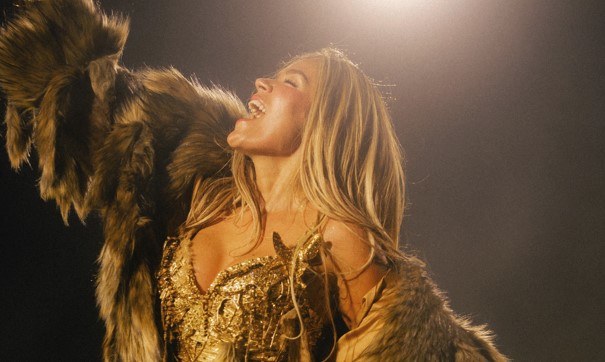 KAROL G domina o mundo: “S T I L L” com Bruno Mars chega ao #1 global, enquanto “Bby WOW” estreia no top 200 e consolida fase histórica da artista